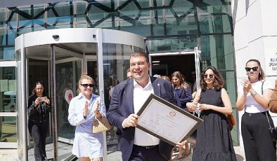 Seferihisar Belediye Başkanı İsmail Yetişkin mazbatasını alarak yeni dönemde başkanlık görevine başladı