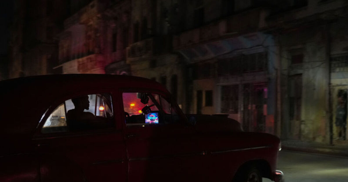 Küba’da ana enerji santralindeki arızanın sürmesi nedeniyle milyonlarca kişi elektriksiz