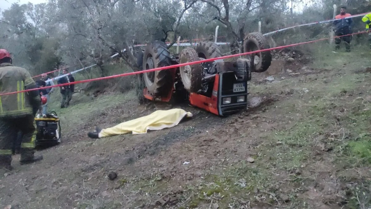 Devrilen traktörün altında kaldı